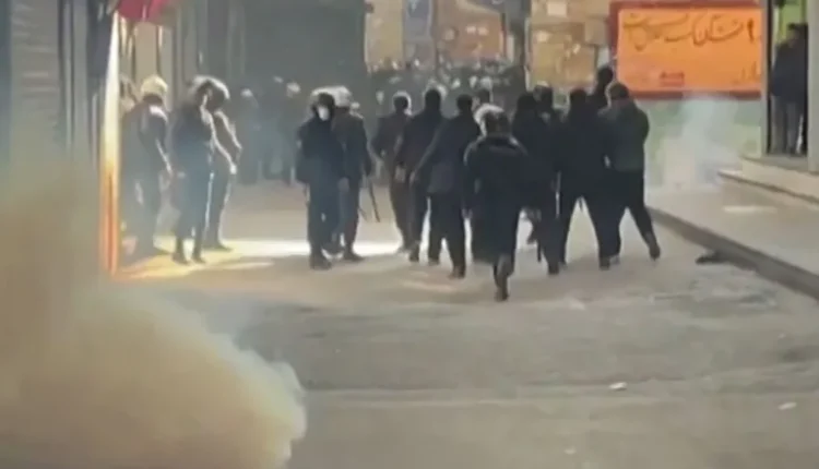 تفريق الأمن الإيراني للمتظاهرين في سوق بالعاصمة طهران – الوكالة الفرنسية