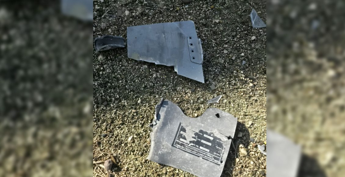 صورة لبقايا مقذوفات الطيران المسيّر التركي من طراز “بيرقدار” التي استهدفت إحدى المؤسسات في منطقة مسكنة - المركز الإعلامي لقسد