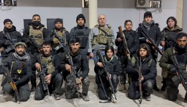 مقاتلون لقوات سوريا الديمقراطية في سجن الأقطان جنوب الرقة - متداول
