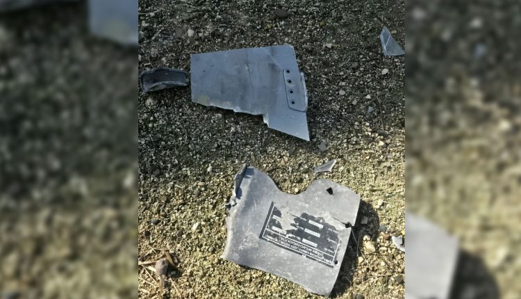 صورة لبقايا مقذوفات الطيران المسيّر التركي من طراز “بيرقدار” التي استهدفت إحدى المؤسسات في منطقة مسكنة - المركز الإعلامي لقسد
