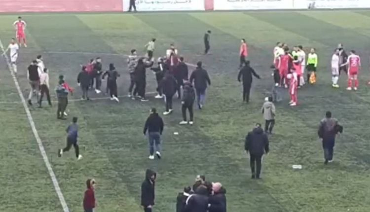 اقتحام جمهور نادي أمية لأرض الملعب والاعتداء المباشر على الكادر التحكيمي بعد مباراته مع نادي حمص الفداء