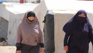 امرأتين من عوائل تنظيم "داعش" في مخيم روج بديرك أقصى شمال شرقي سوريا - نورث برس/ أرشيفية