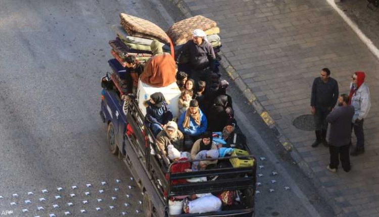 عائلة لبنانية نازحة تستقل سيارة – أ-ف-ب