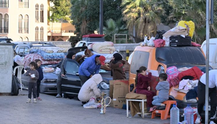 عائلة نازحة في لبنان جراء القصف الإسرائيلي- صحيفة النهار اللبنانية
