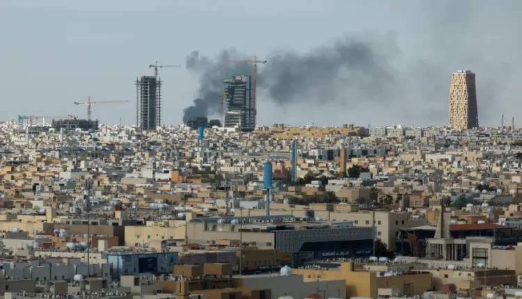 دخان يتصاعد فوق العاصمة السعودية الرياض - رويترز