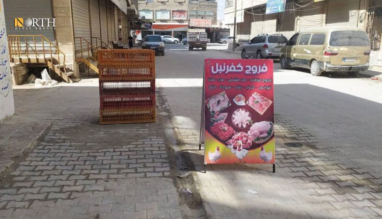 محل بيع للفروج في مدينة كفرنبل جنوبي إدلب- نورث برس