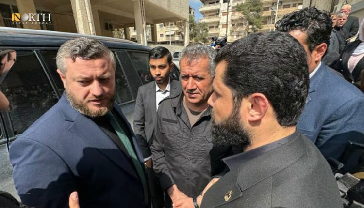 وفد من وزارة العدل السورية يجري زيارة إلى المحكمة في مدينة القامشلي – نورث برس