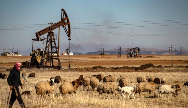 راعٍ يسير بالقرب من حقل رميلان النفطي في شمال شرق سوريا، قرب الحدود مع تركيا - أ ف ب