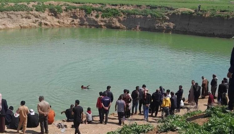 أشخاص يحاولون إنقاذ الشاب الغريق بريف القامشلي