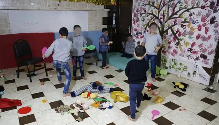 دار حضانة بحلب تؤوي أطفالا سوريين فقدوا آباءهم خلال الحرب (غيتي)