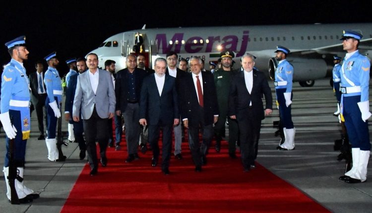 وزير الخارجية الإيراني عباس عراقجي أثناء وصوله إلى إسلام أباد أمس الجمعة - رويترز