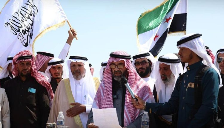 الشيخ سيف الجربا يلقي كلمة أمام حشد من قبيلته وقبائل أخرى بقرية الفسطاط جنوب القامشلي