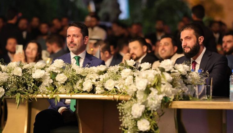 الرئيس السوري إلى جانب حاكم مصرف سوريا المركزي الجديد