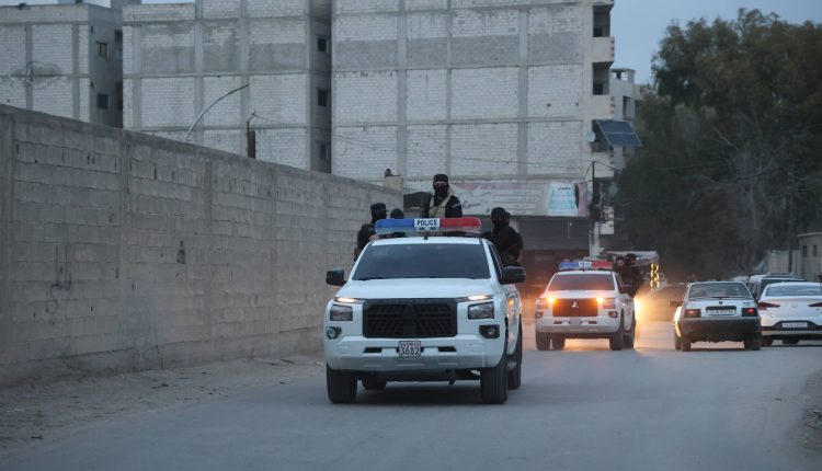عناصر من الأمن العام السورية أثناء القيام بعملية أمنية