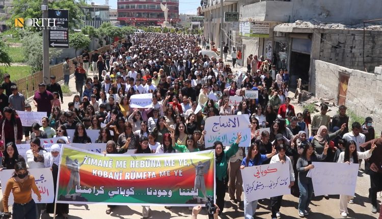 مسيرة لطلاب وجامعيين في كوباني تطالب بالاعتراف الدستوري باللغة الكردية - نورث برس