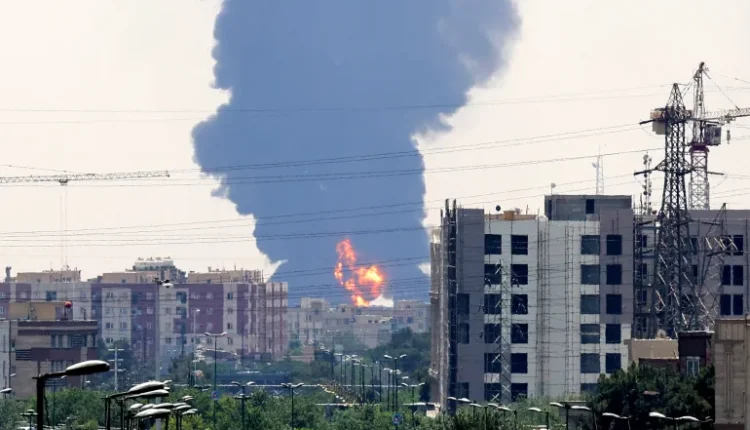 عمود كثيف من الدخان والنيران يتصاعد من مصفاة نفط جنوب طهران بعد تعرضها لغارة إسرائيلية خلال الليل -الفرنسية