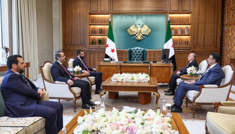 الرئيس الشرع يستقبل وزير الخارجية العراقي والوفد المرافق له