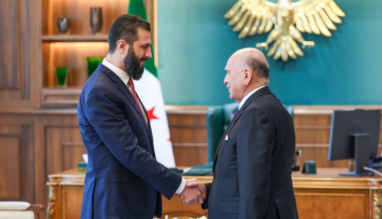 الرئيس الشرع يستقبل وزير الخارجية العراقي فؤاد حسين في قصر الشعب