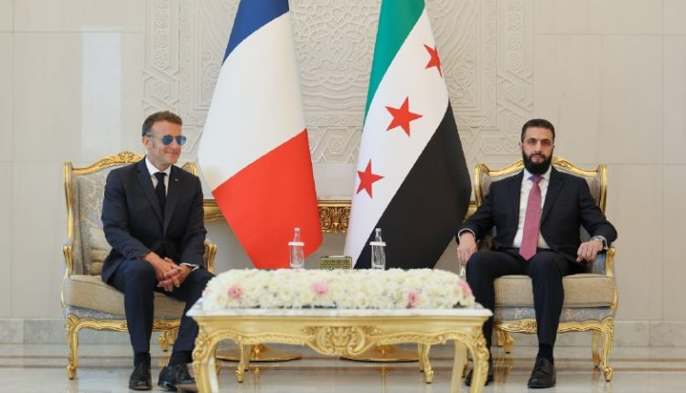 الرئيس الفرنسي خلال لقاءه بالرئيس السوري بدمشق
