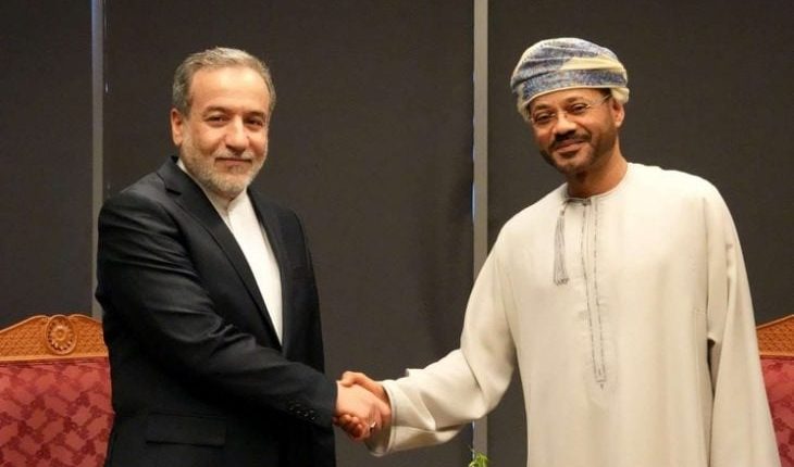 وزير الخارجية العماني بدر البوسعيدي ونظيره الإيراني عباس عراقجي خلال اجتماع سابق في مسقط