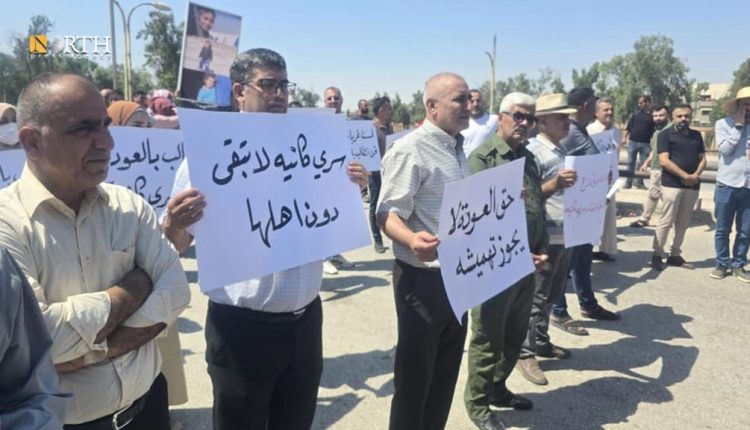 وقفة احتجاجية لنازحي سري كانيه أمام مبنى محافظة الحسكة مطالبين بالعودة الآمنة إلى منازلهم – نورث برس
