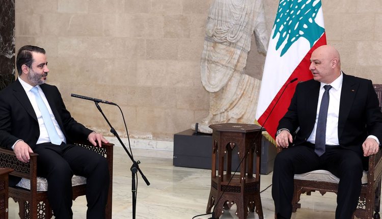 الرئيس اللبناني جوزاف عون خلال لقائه مع وزير الخارجية السوري أسعد الشيباني