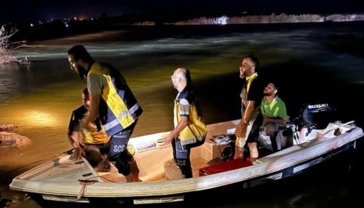 فرق الدفاع المدني تواصل البحث عن ناجين إثر غرق عبّارة في نهر الفرات