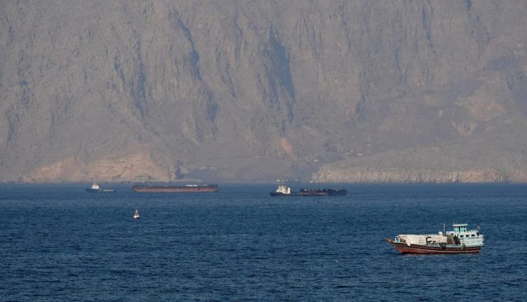 سفن وناقلات نفط في مضيق هرمز قبالة ساحل مسندم -عمان (رويترز)