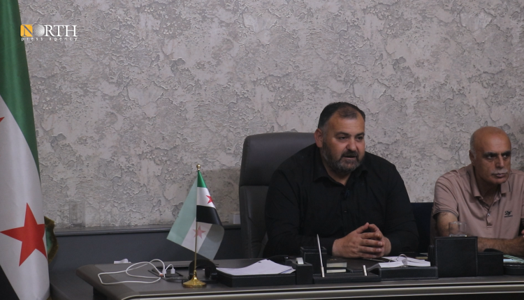 رئيس لجنة تسويق القمح المركزية، عبد الوهاب السفر، خلال اجتماع في القامشلي - نورث برس