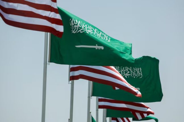 أعلام الولايات المتحدة الأميركية والسعودية على طول طريق سريع في العاصمة- أرشيفية / رويترز.
