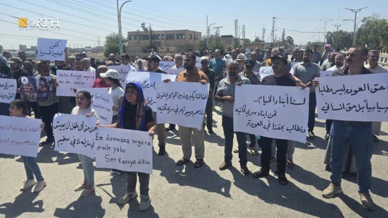 وقفة احتجاجية لنازحي سري كانيه أمام مبنى محافظة الحسكة مطالبين بالعودة الآمنة إلى منازلهم - نورث برس