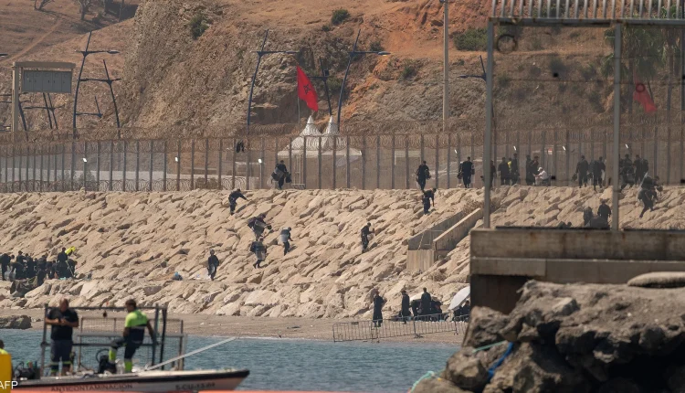 جنود مغاربة يقفون عند السياج الفاصل بين المغرب وجيب سبتة