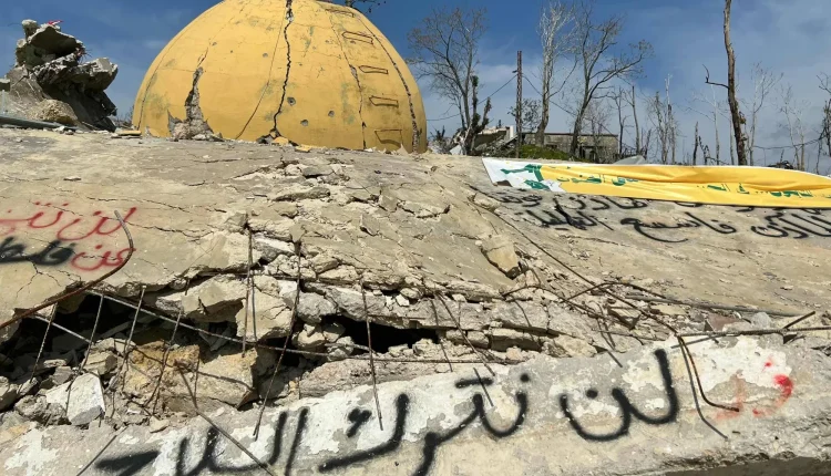 شعارات ورموز لحزب الله على ركام مسجد مدمر بغارات إسرائيلية في جنوب لبنان - أ ف ب