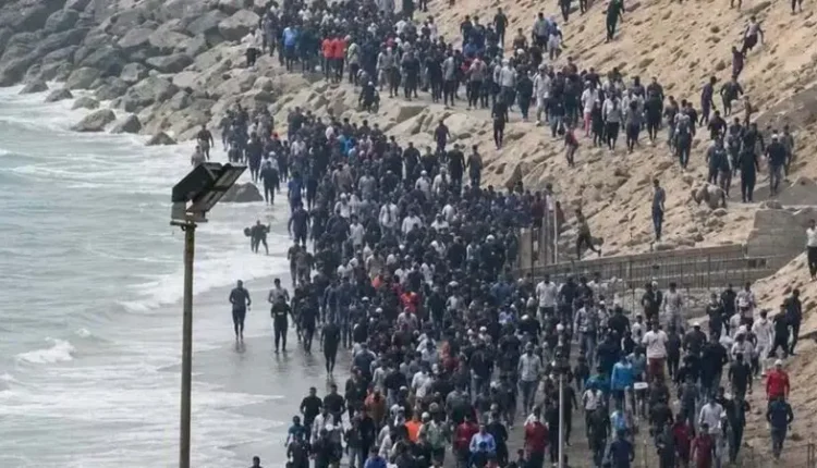 عبور جماعي لمهاجرين من المغرب نحو سبتة الإسبانية - متداول
