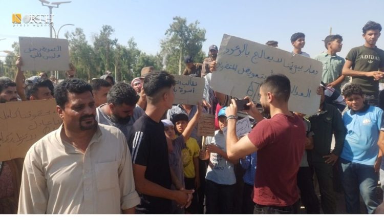 نازحون من سري كانيه/رأس العين يحتجون أمام مبنى محافظة الحسكة مطالبين بتعويضات قبيل العودة - نورث برس