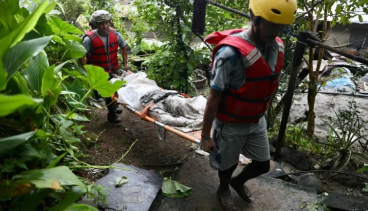 الفيضانات حاصرت المنازل وقطعت الطرق ولم تدع لأحد فرصة للفرار (الفرنسية)