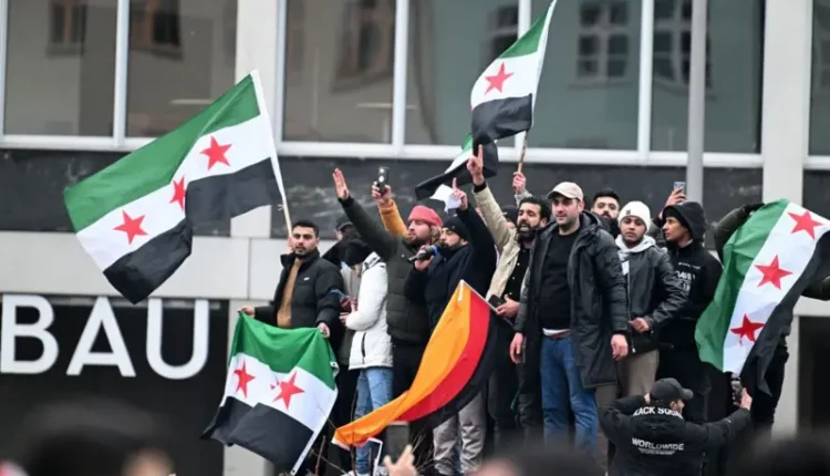 تجمع للاجئين سوريين في ألمانيا - بي بي سي عربية