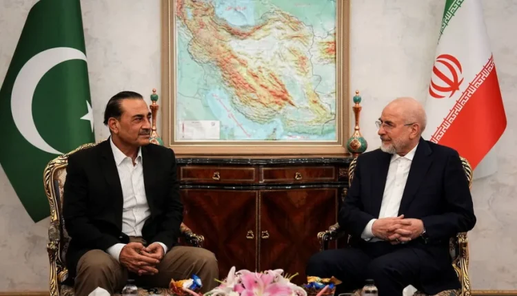 الرئيس الإيراني مسعود بزشكيان يلتقي بقائد الجيش الباكستاني عاصم منير - رويترز