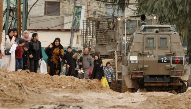 نزوح عائلات فلسطينية من مخيم جنين عبر طريق حفرته جرافات إسرائيلية- رويترز