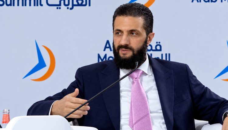 الرئيس أحمد الشرع في قمة الإعلام العربي بدبي - لقطة شاشة تلفزيون أبو ظبي